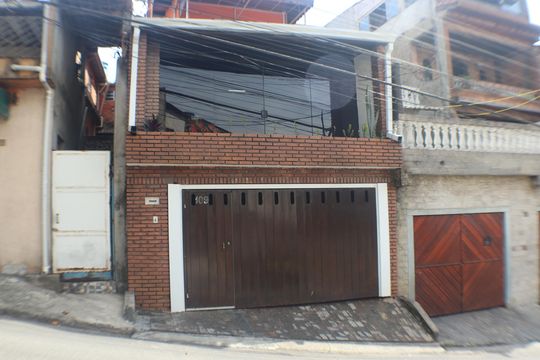 Fachada de casa à venda com 3 quartos, 240m² em Vila Engenho Novo, Barueri