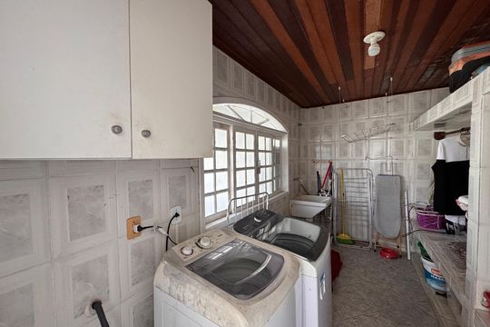 Edícula - Lavanderia de casa de condomínio para alugar com 4 quartos, 550m² em Vargem Pequena, Rio de Janeiro