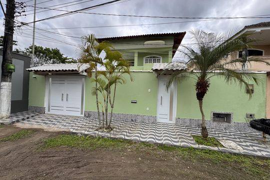 Fachada de casa de condomínio para alugar com 4 quartos, 550m² em Vargem Pequena, Rio de Janeiro
