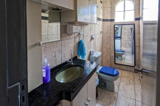 Banheiro social de casa para alugar com 1 quarto, 244m² em Vila Palmeiras, São Paulo