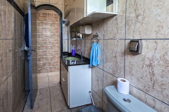 Banheiro social de casa para alugar com 1 quarto, 244m² em Vila Palmeiras, São Paulo