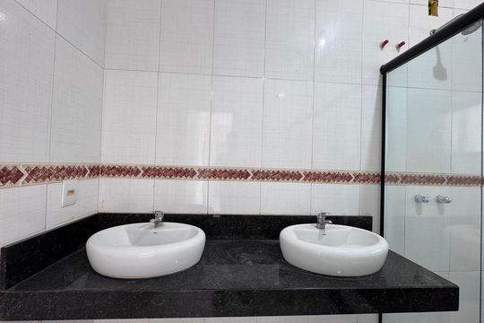 Suíte 1 - BanheiroSuíte 1 - Banheiro de casa de condomínio à venda com 4 quartos, 350m² em Vargem Pequena, Rio de Janeiro