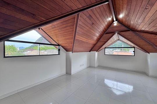 Sótão de casa de condomínio à venda com 4 quartos, 350m² em Vargem Pequena, Rio de Janeiro