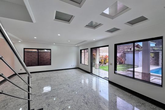 Sala de casa de condomínio à venda com 4 quartos, 350m² em Vargem Pequena, Rio de Janeiro