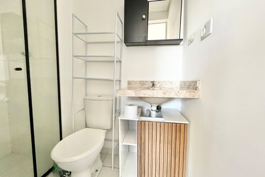 Banheiro de kitnet/studio para alugar com 1 quarto, 26m² em Santana, São Paulo