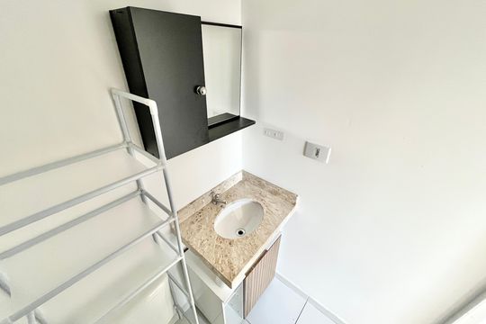 Banheiro de kitnet/studio para alugar com 1 quarto, 26m² em Santana, São Paulo