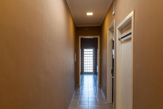 Corredor de entrada de casa à venda com 2 quartos, 290m² em Bosque, Campinas