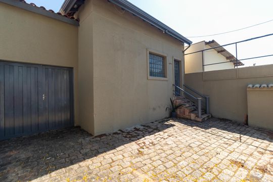 Garagem de casa à venda com 2 quartos, 290m² em Bosque, Campinas