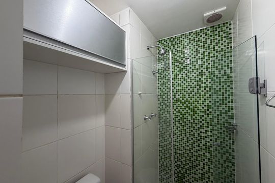 Banheiro de apartamento para alugar com 2 quartos, 50m² em Jacarepaguá, Rio de Janeiro