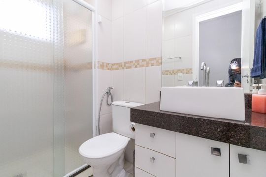 Banheiro de apartamento à venda com 2 quartos, 48m² em Jardim Cotinha, São Paulo