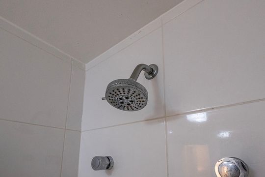 Banheiro de apartamento para alugar com 1 quarto, 45m² em Pinheiros, São Paulo