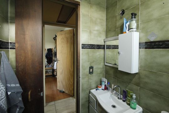 Banheiro de apartamento à venda com 2 quartos, 45m² em Morro Santana, Porto Alegre