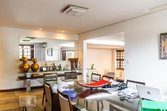 Casa à venda com 2 quartos, 570m² em Pampulha, Belo Horizonte