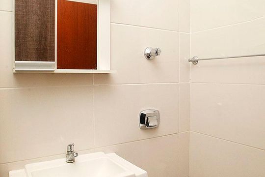 Banheiro social de apartamento para alugar com 1 quarto, 50m² em Petrópolis, Porto Alegre