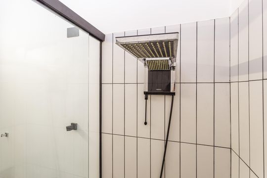 Banheiro da Suíte de casa de condomínio para alugar com 1 quarto, 100m² em Indianópolis, São Paulo