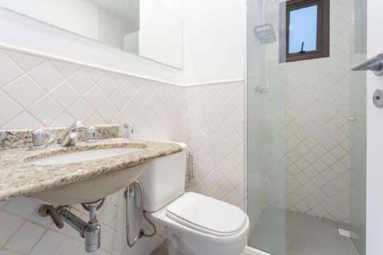 Banheiro de apartamento para alugar com 2 quartos, 52m² em Jardim Itapeva, São Paulo