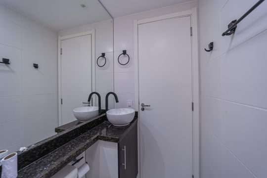 Banheiro social de apartamento para alugar com 2 quartos, 47m² em Vila Penteado, São Paulo