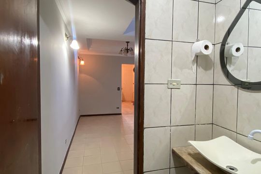 Banheiro social de casa à venda com 3 quartos, 250m² em Bussocaba, Osasco