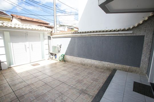 Garagem de casa para alugar com 2 quartos, 123m² em Taquara, Rio de Janeiro