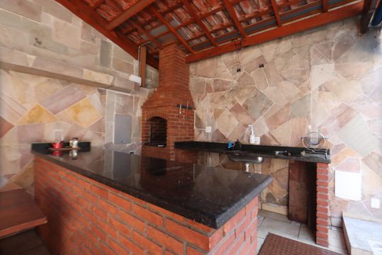 Churrasqueira de casa para alugar com 4 quartos, 300m² em Jardim Avelino, São Paulo