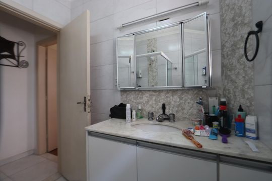 Banheiro da Suíte 1 de casa para alugar com 4 quartos, 300m² em Jardim Avelino, São Paulo