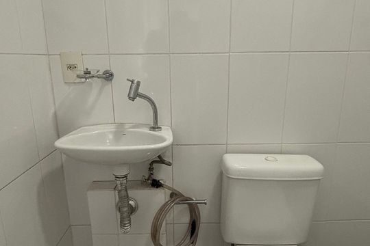 Banheiro de Serviço de apartamento à venda com 3 quartos, 236m² em Vila Gilda, Santo André