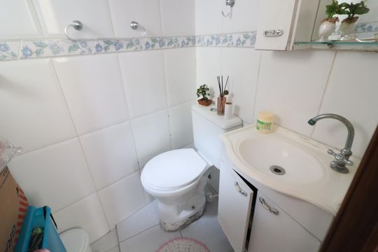 Banheiro da Suíte de casa à venda com 2 quartos, 70m² em Bela Vista, Osasco