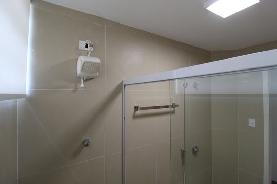 Banheiro social de apartamento à venda com 2 quartos, 92m² em Vila Nova Conceição, São Paulo