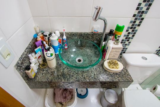 Banheiro de apartamento à venda com 2 quartos, 94m² em Jardim Cristiane, Santo André