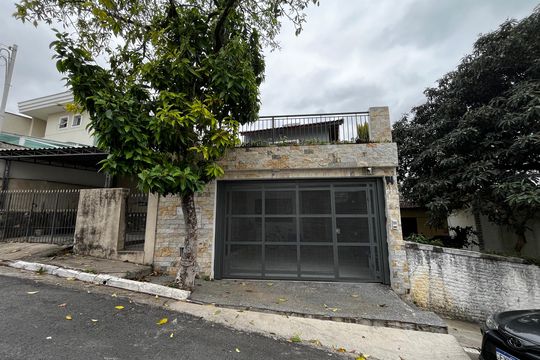 Fachada de casa à venda com 3 quartos, 250m² em Vila Paiva, São Paulo