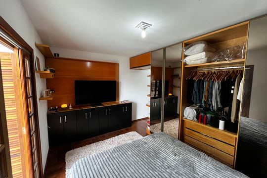 Suíte 1 de casa à venda com 3 quartos, 250m² em Vila Paiva, São Paulo