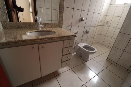Banheiro Social de apartamento para alugar com 3 quartos, 95m² em Santa Mônica, Uberlândia