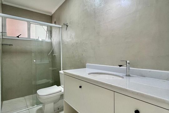 Banheiro de apartamento à venda com 1 quarto, 52m² em Jardim Proença, Campinas