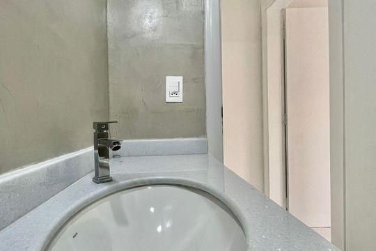 Banheiro de apartamento à venda com 1 quarto, 52m² em Jardim Proença, Campinas