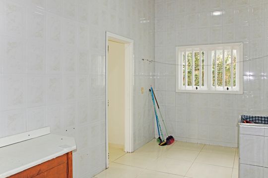 Área de serviço de casa de condomínio à venda com 5 quartos, 680m² em Vila Savian, Vinhedo