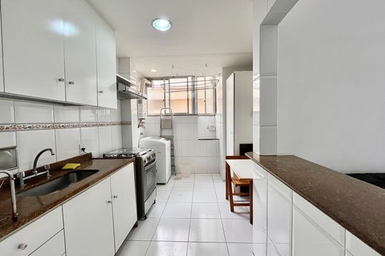 Cozinha de apartamento para alugar com 3 quartos, 71m² em Copacabana, Rio de Janeiro
