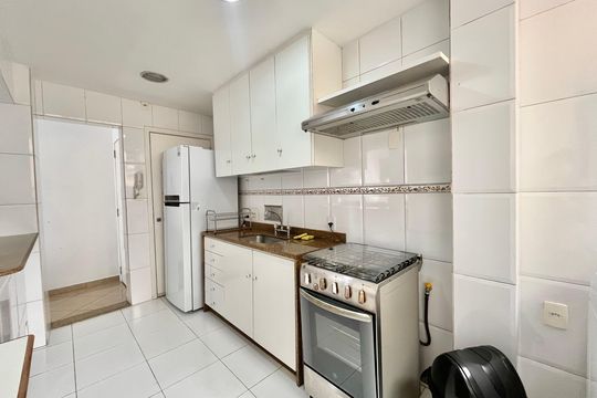 Cozinha de apartamento para alugar com 3 quartos, 71m² em Copacabana, Rio de Janeiro