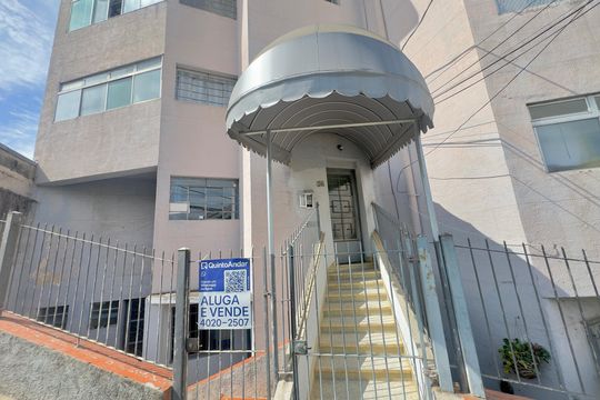 Placa instalada na fachada do imóvel de apartamento para alugar com 1 quarto, 28m² em Jardim Flor da Montanha, Guarulhos