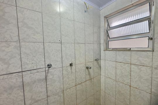 Banheiro de apartamento para alugar com 1 quarto, 28m² em Jardim Flor da Montanha, Guarulhos