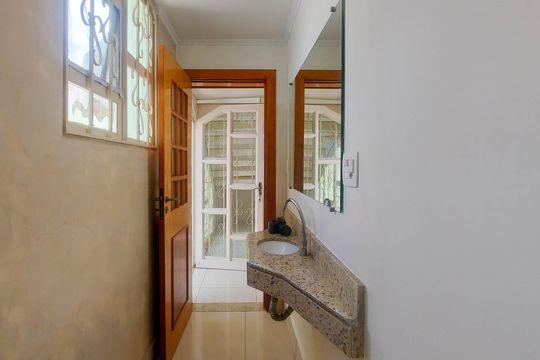 Banheiro de Serviço de casa à venda com 4 quartos, 280m² em Vila Ipojuca, São Paulo