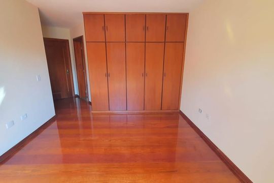 Quarto de casa à venda com 4 quartos, 500m² em Interlagos, São Paulo