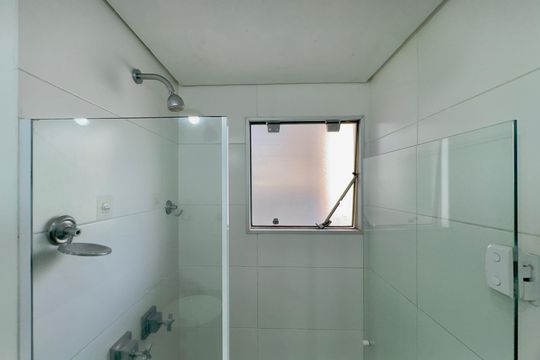 Banheiro de kitnet/studio para alugar com 1 quarto, 40m² em Vila Augusta, Guarulhos