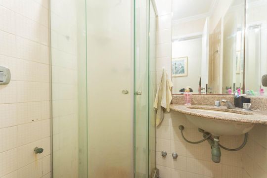 Banheiro social de apartamento à venda com 3 quartos, 140m² em Tijuca, Rio de Janeiro