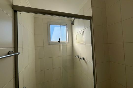 Banheiro social de apartamento para alugar com 3 quartos, 110m² em Carandiru, São Paulo