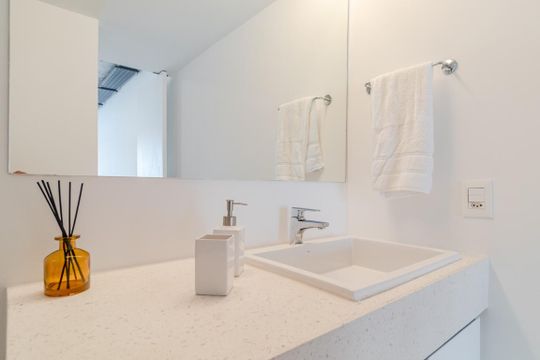 Banheiro Social de apartamento para alugar com 1 quarto, 43m² em Jardim das Bandeiras, São Paulo