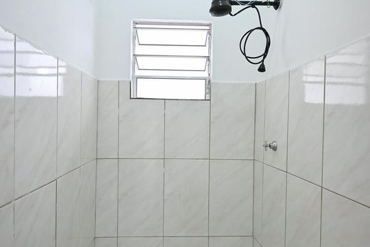 Banheiro de casa para alugar com 2 quartos, 53m² em Jardim Taboao, São Paulo