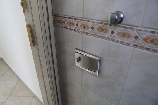 Banheiro de serviço de apartamento para alugar com 3 quartos, 65m² em Glória, Contagem