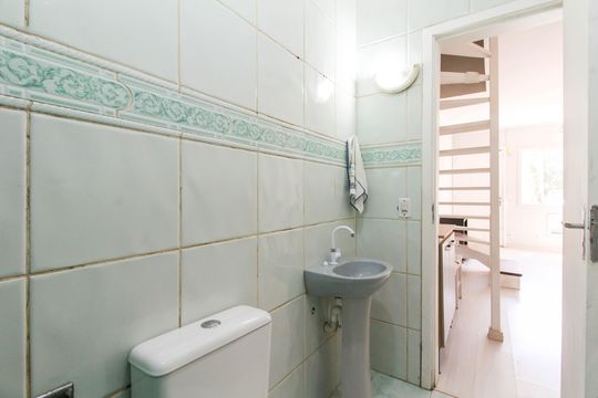 Banheiro de casa de condomínio à venda com 2 quartos, 88m² em Rio Branco, Canoas