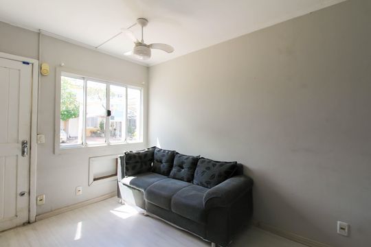 Sala de casa de condomínio à venda com 2 quartos, 88m² em Rio Branco, Canoas