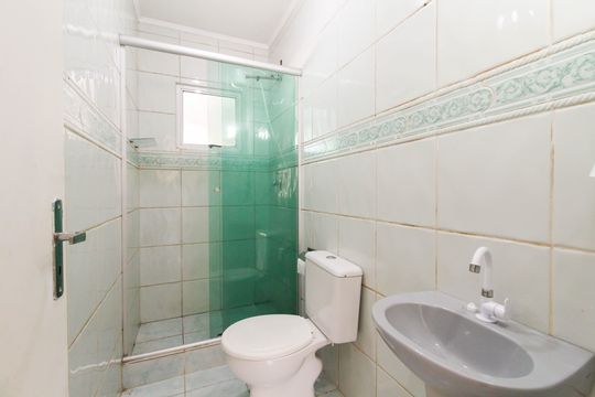 Banheiro de casa de condomínio à venda com 2 quartos, 88m² em Rio Branco, Canoas